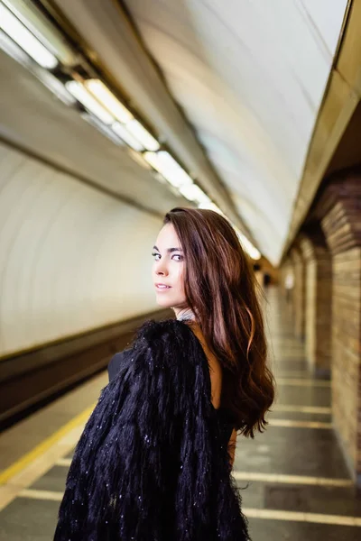 Elegant Woman Standing Metro Platform Looking Camera — Stock Photo, Image