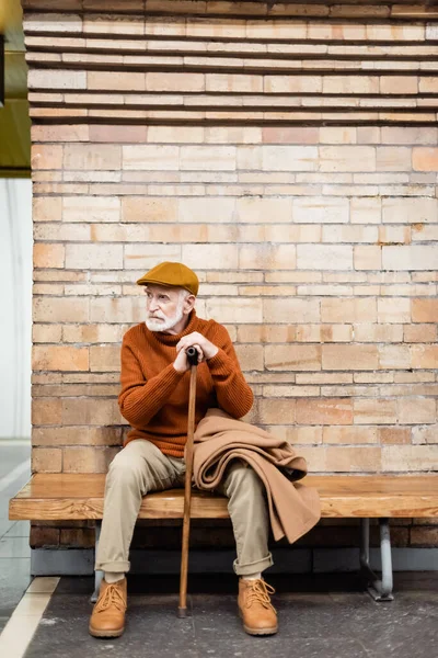 Älterer Mann Herbstkleidung Sitzt Mit Gehstock Auf Bank Bahnsteig — Stockfoto