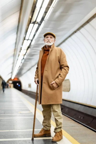 Idős Férfi Őszi Ruhában Néz Félre Miközben Áll Metró Peronon — Stock Fotó