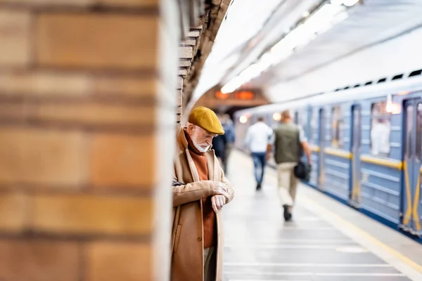 Senior Man Autumn Coat Cap Standing Underground Platform Blurred Foreground — Stock fotografie