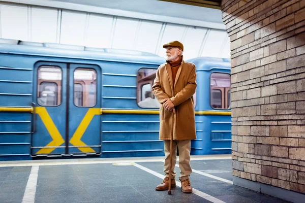 Aged Man Autumn Outfit Standing Walking Stick Metro Platform Train — Stock Photo, Image