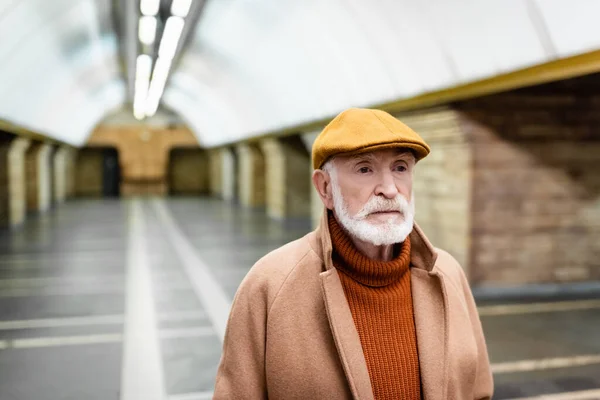 Ηλικιωμένος Φθινόπωρο Καπέλο Και Παλτό Στο Σταθμό Του Μετρό — Φωτογραφία Αρχείου