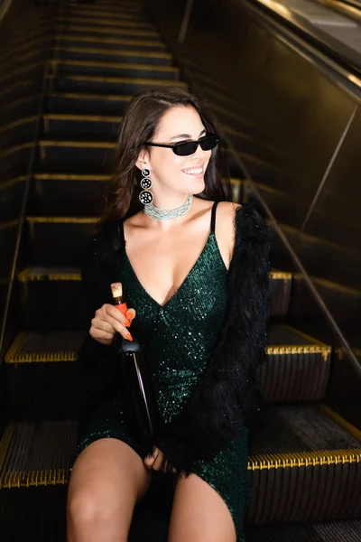 Glamour Woman Sunglasses Sitting Metro Escalator Bottle Wine — Foto de Stock
