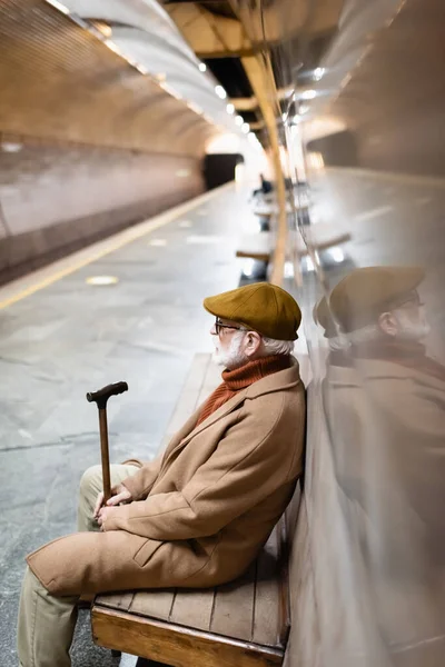 Senior Man Autumn Outfit Sitting Subway Platform Bench Walking Stick — Stock Photo, Image