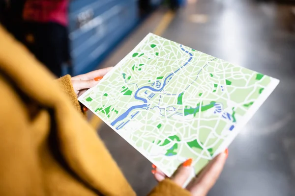 Vista Ritagliata Della Donna Che Tiene Mappa Della Città Alla — Foto Stock