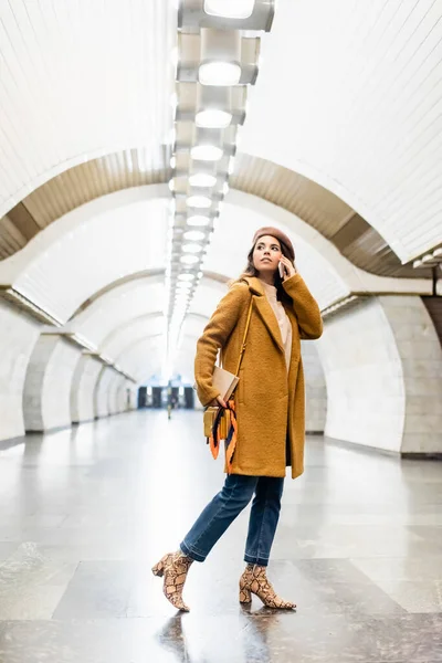 Young Woman Stylish Autumn Clothes Talking Mobile Phone Underground Station — Foto de Stock