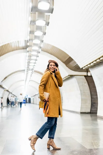 Glückliche Frau Schicken Herbst Outfit Plaudert Bahnhof Mit Smartphone — Stockfoto