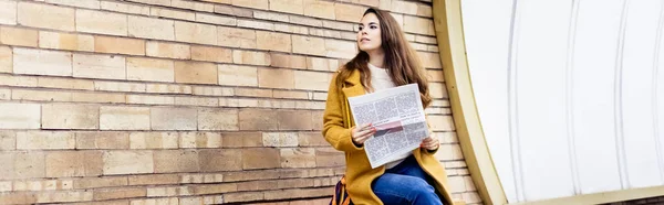 Jovem Mulher Casaco Outono Olhando Embora Enquanto Segurando Jornal Plataforma — Fotografia de Stock