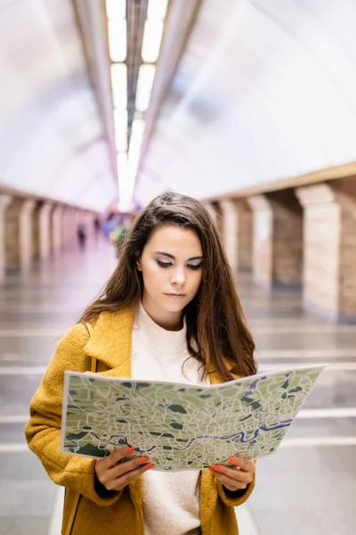 Young Woman Autumn Clothes Studying City Map Underground Station — Stock Photo, Image