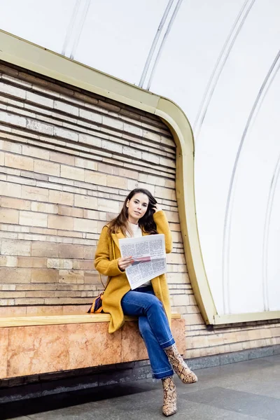 Junge Frau Stylischer Herbstkleidung Streift Haare Während Sie Zeitung Auf — Stockfoto