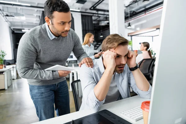 Indian Businessman Digital Tablet Standing Sad Colleague Looking Computer Blurred — Stock Photo, Image