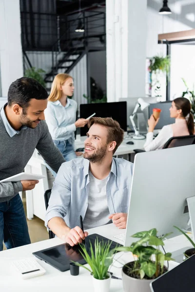 Empresarios Multiétnicos Mirándose Unos Otros Cerca Gráficos Tableta Computadora Primer — Foto de Stock