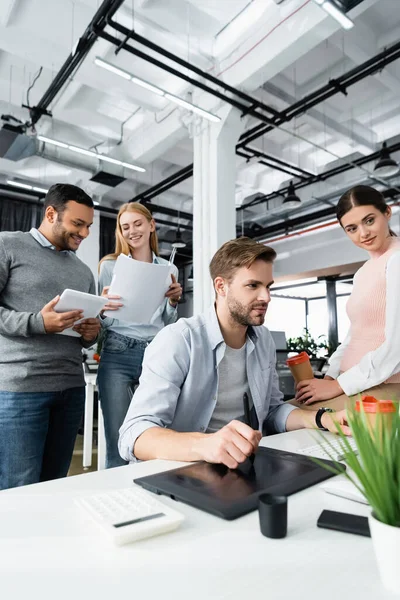 Empresarios Multiculturales Usando Tableta Gráfica Mirando Papeles Oficina —  Fotos de Stock