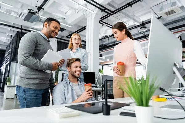 Smiling Multicultural Businesspeople Devices Coffee Talking Office — Stock Photo, Image