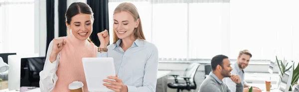 Donne Affari Allegre Con Caffè Andare Tablet Digitale Che Mostrano — Foto Stock