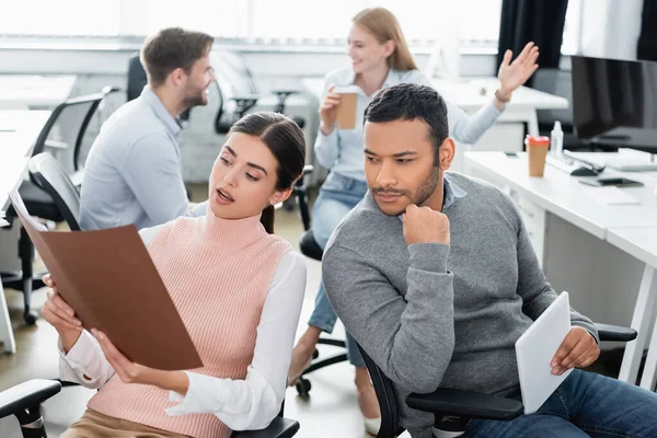 Empresaria Mirando Carpeta Papel Cerca Colega Indio Con Tableta Digital — Foto de Stock