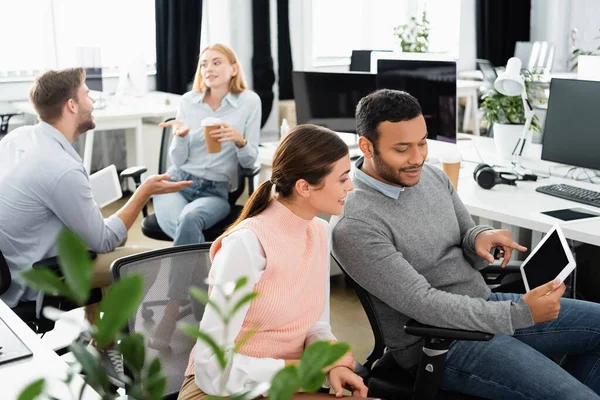 Hombre Negocios Indio Apuntando Tableta Digital Cerca Colega Sonriente Oficina — Foto de Stock