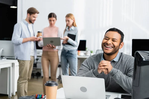 Positieve Indiase Zakenman Zit Buurt Laptop Koffie Gaan Collega Werken — Stockfoto