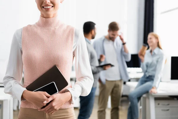 Gevoelige Weergave Van Glimlachende Zakenvrouw Met Smartphone Notebook Met Collega — Stockfoto