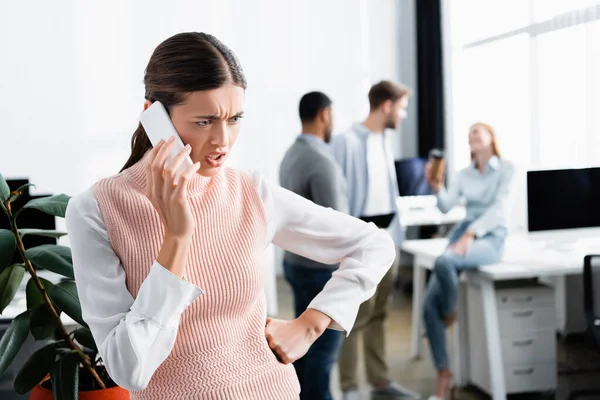 Angry Businesswoman Talking Smartphone Colleagues Blurred Background — Stock Photo, Image