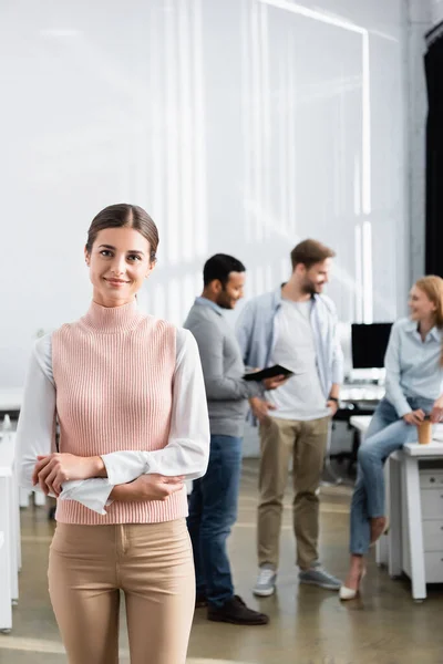 Young Businesswoman Smiling Camera Colleagues Working Blurred Background Office — Stock Photo, Image