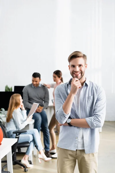 Empresario Ropa Casual Sonriendo Cámara Mientras Empresarios Multiculturales Trabajan Sobre — Foto de Stock