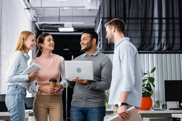 Positiva Multietniska Företagare Med Utrustning Och Kaffe För Att Arbeta — Stockfoto