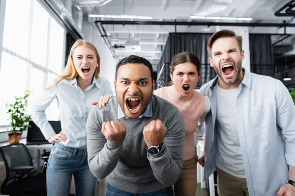 Empresarios Multiculturales Agresivos Gritando Cámara Oficina — Foto de Stock