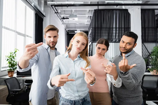 Multi Etnische Zakenlui Casual Kleding Met Middelvinger Het Kantoor — Stockfoto