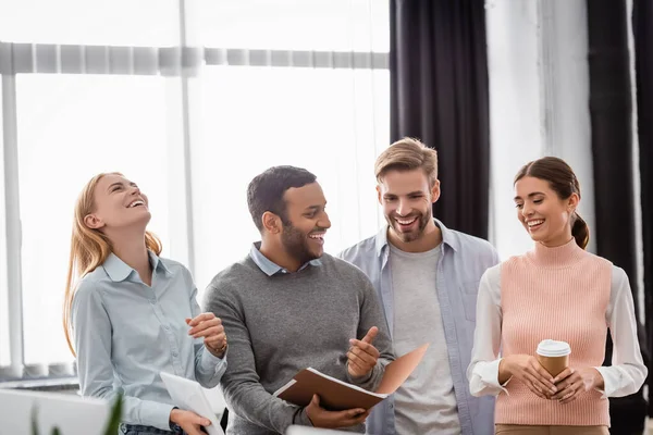 Positiva Multietniska Företagare Med Kaffe Att Och Pappersmapp Arbetar Kontoret — Stockfoto