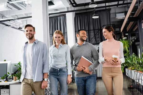 Imprenditori Multiculturali Sorridenti Con Caffè Portare Cartellina Cartacea Ufficio — Foto Stock