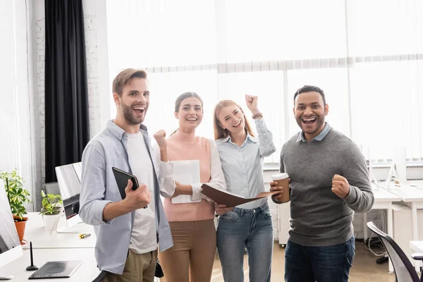 Vrolijke Multi Etnische Zakenmensen Met Koffie Gaan Digitale Tablet Notebook — Stockfoto