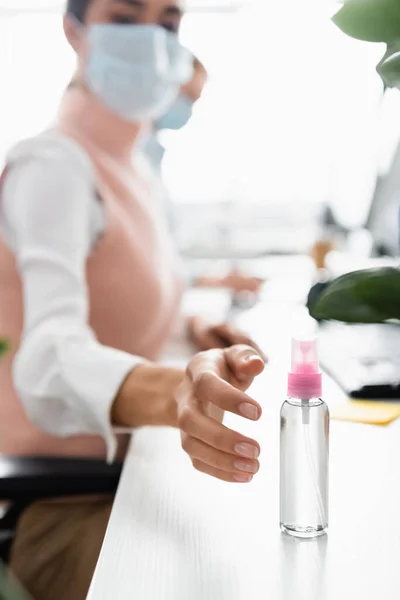 Businesswoman Medical Mask Pulling Hand Sanitizer Table Blurred Background — Stock Photo, Image