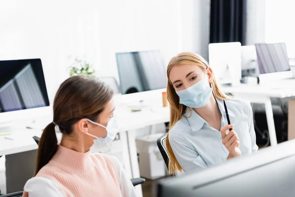 Biznesmenki Maskach Medycznych Rozmawiają Przy Komputerze Biurze — Zdjęcie stockowe