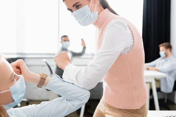 Businesswomen Máscaras Médicas Dando Cinco Altos Con Colegas Fondo Borroso —  Fotos de Stock