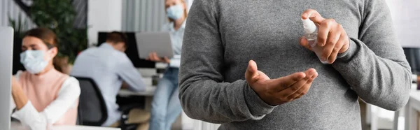 Beskuren Bild Affärsman Med Hjälp Handdesinfektionsmedel Nära Kollegor Medicinska Masker — Stockfoto