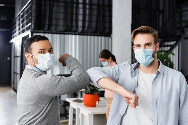 Empresarios Multiculturales Máscaras Médicas Dando Cinco Altos Con Codos Oficina —  Fotos de Stock