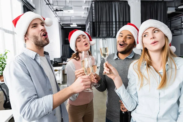 Excited Multicultural Businesspeople Santa Hats Holding Glasses Champagne Office — Stock Photo, Image
