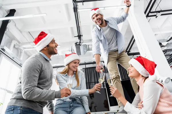 Empresários Multiétnicos Com Copos Champanhe Chapéu Papai Noel Celebrando Natal — Fotografia de Stock