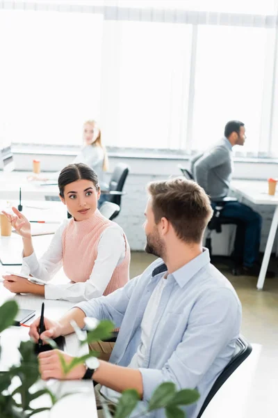 Empresaria Hablando Con Colega Usando Tableta Gráfica Oficina —  Fotos de Stock