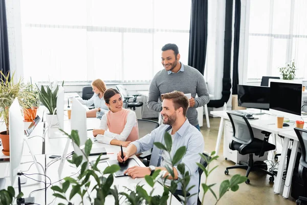 Multietniska Företagare Som Använder Grafiska Surfplattor Och Datorer Kontoret — Stockfoto