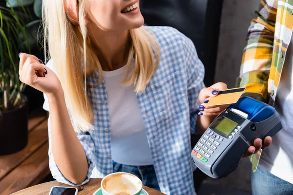 Vista Recortada Mujer Sonriente Sosteniendo Tarjeta Crédito Cerca Camarero Con —  Fotos de Stock