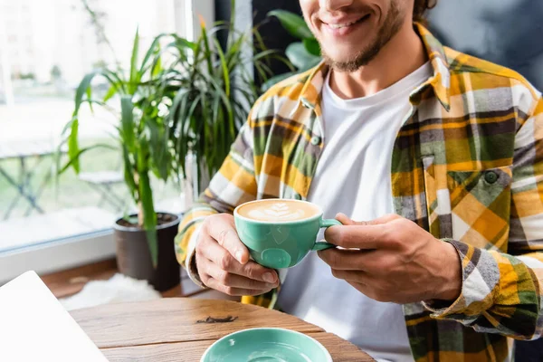 Vista Parcial Del Hombre Sonriente Sentado Cafetería Sosteniendo Taza Café — Foto de Stock