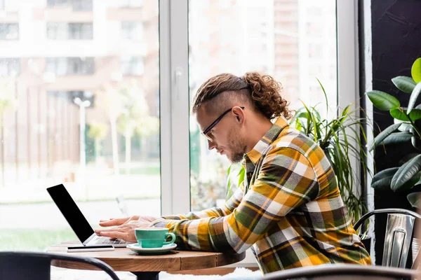 Kafede Dizüstü Bilgisayarda Yazan Ekose Gömlekli Serbest Çalışanın Yan Görüntüsü — Stok fotoğraf