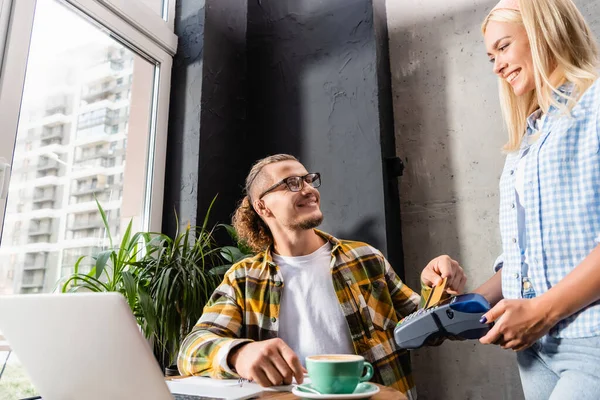 Young Man Paying Credit Card Terminal Hands Smiling Waiter — Stock Photo, Image