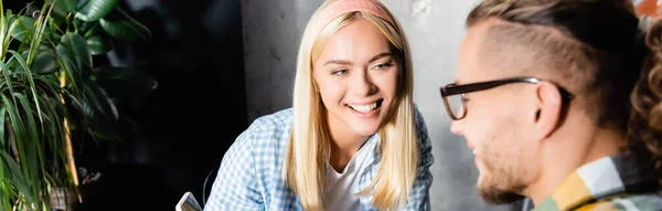Gözlüklü Genç Adamın Yanında Gülümseyen Sarışın Kadın Kafede Pankartta Bulanık — Stok fotoğraf