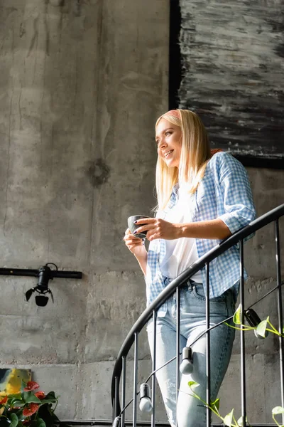 Donna Bionda Sorridente Camicia Scacchi Che Tiene Tazza Caffè Sulle — Foto Stock