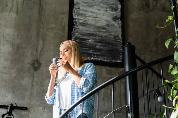 Jovem Mulher Loira Camisa Xadrez Desfrutando Sabor Café Enquanto Segurando — Fotografia de Stock