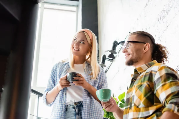 Joven Pareja Elegante Mirando Hacia Otro Lado Mientras Que Pie — Foto de Stock