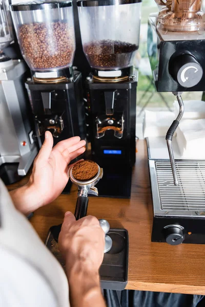 Visão Parcial Barista Segurando Portafilter Perto Moedor Café Com Grãos — Fotografia de Stock